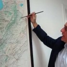 Fouad Abou Nader, ante el mapa del Líbano. Su único objetivo es que sus descendientes sigan viviendo en el país.