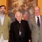 De izquierda a derecha, Álvaro Pérez, de AIN Levante; el cardenal Antonio Cañizares; y Antonio Sáinz de Vicuña, de AIN España