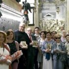 Peregrinos junto a la tumba de San Antonio, en la basílica de Padua, donde miles de devotos piden su intercesión