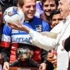 El Papa bromea con algunos sacerdotes que juegan a fútbol en la Clericus Cup... empieza un ciclo de catequesis sobre Hechos de los Apóstoles