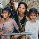 Asia Bibi, con sus hijas antes de ser encarcelada