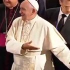 Al concluir su discurso, Francisco saludó a los religiosos presentes en el acto.