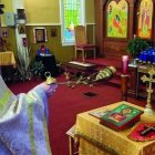 El padre Eyman inciensa el icono de "La Copa Inagotable"