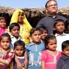 Mons. Sukardin, con una familia cristiana en Pakistán. (ACN)