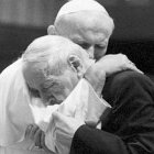 La imagen del emocionado abrazo del cardenal Wyszyński a su amigo Juan Pablo II dio la vuelta al mundo
