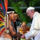 Francisco, junto con representantes de pueblos indígenas durante su viaje a Perú en enero de 2018.
