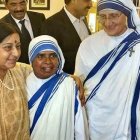 La ex ministra fallecida Sushma Swaraj, junto con dos misioneras de la Caridad.