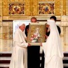 Francisco con el Patriarca Daniel, cabeza de la Iglesia Ortodoxa Rumana, en el rezo del Padrenuestro en la catedral de Bucarest