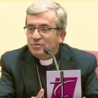 Luis Argüello es además de obispo auxiliar de Valladolid secretario general y portavoz de la CEE.