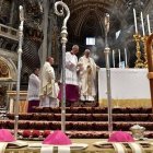 Los solideos y báculos de los cuatro nuevos obispos. Uno de ellos recibirá también este sábado el capelo cardenalicio.