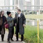 El Vendedor de Sueños acompaña al psicólogo Julio César y a Bartolomé el alcohólico... hierba verde, y de fondo, la ciudad y sus tentaciones