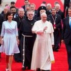 El Papa, a su llegada a Bucarest, flanqueado por el Presidente de Rumanía y su esposa