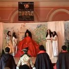 Una representación teatral escolar de «La hija de María»: la escena final.