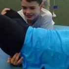 Matthew Ames perdió brazos y piernas en 2012, a los 39 años... él y su familia han aprendido a adaptarse y a ser felices