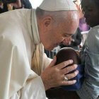 El Papa besa a un niño en el hospitald e Zimpeto, Mozambique, especializado en la lucha contra el sida