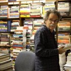 John Wilson, rodeado de libros: ha consagrado buena parte de su vida a la crítica bibliográfica.