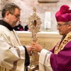 El Custodio de Tierra Santa y el nuncio apostólico en Israel y Palestina veneran la reliquia.