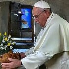 Francisco depositó un pesebre con el Niño en el mismo lugar donde firmó la carta Admirabile signum.