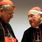 A la izquierda, el cardenal Burke; junto a él, el cardenal Brandmüller