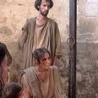 Jim Caviezel interpreta a San Lucas,  hablando con la segunda generación de cristianos en la película Pablo Apóstol de Cristo de Andrew Hyatt y T.J. Berden: