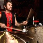 Michael Miley, en un concierto con una camiseta de San Juan Pablo II