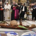 Una canoa amazónica en la Basílica de San Pedro, símbolo de esa barca de 2.000 años que es la Iglesia