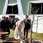 Francisco y el presidente malgache, Andry Rajoelina, plantaron un baobab, árbol que en muchas partes de África se considera sagrado, según informa Vatican News.