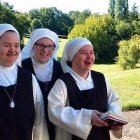 Las hermanitas Marie-Ange, Camille y Géraldine, felices y muy cerca de Dios.