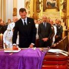 Felipe VI, ante el féretro del cardenal Estepa, durante el funeral celebrado en la catedral castrense de Madrid.