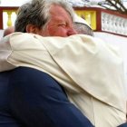 El cordial abrazo de un antiguo profesor con su antiguo alumno.