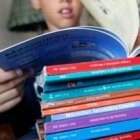 Los libros de texto son distintos en cada autonomía, y los políticos presionan con mil particularidades locales o ideológicas