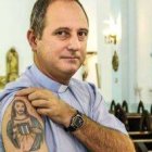 El padre Juan es un fan del Racing Club... y un misionero apasionado e incansable en Mozambique, con un territorio enorme por atender