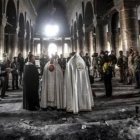 Los cristianos que han podido regresar a sus casas han encontrado sus iglesias destrozadas. Ya ha empezado su reconstrucción