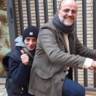 Nacho, en la bicicleta, llevando a Álvaro de Jesús. Ahora juntos ayudan a trans a salir de la prostitución