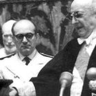 José Ibáñez Martín, primer presidente del CSIC, entregando un premio al Doctor Fleming en 1948