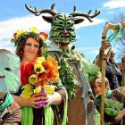Actores disfrazados en el Festival Green Man en Gales, que existe sólo desde 2003... muchos buscan un pasado pagano que sólo existe en la fantasía new age