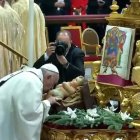 Antes de comenzar la misa de la Epifanía del Señor, el Papa adoró al Niño Jesús en el pesebre, como hicieron los Reyes Magos.