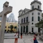 Catedral de la Natividad en Macao, con una gran cruz en la plaza - Macao, enclave portugués hasta 1999, tiene un estatus especial en China