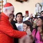 El cardenal Carlos Aguiar con algunos jóvenes... se necesitarán muchos para la Megamisión de México de octubre 2019