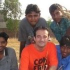 Miguel Ángel Ruiz en su época como misionero salesiano con jóvenes en Lahore, Pakistán