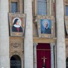 Las imágenes de los cinco nuevos santos que canonizará este domingo el Papa. En el medio, el retrato del cardenal Newman
