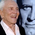 Kirk Douglas se alejó de Dios desde los 14 años hasta pasados los 70, cuando volvió a leer la Biblia y estudiarla semanalmente