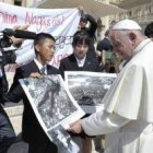El Papa con unos peregrinos japoneses en Roma que recuerdan la tragedia de Hiroshima y Nagasaki