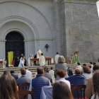 Misa celebrada en la explanada de la hospedería ante el cierre del templo obligado por el Gobierno