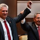 Las dos caras del poder comunista en Cuba: Raúl Castro eleva el brazo de Miguel Diaz-Canel.
