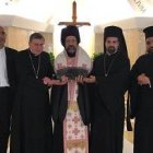 Sujetando la urna, el arzobispo de Telmissos, jefe de la delegación ecuménica y el Cardenal Kurt Koch, presidente del Pontificio Consejo para la promoción de la Unidad de los Cristianos / Vatican Media