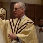 Peter H. Davids bendice al finalizar su ordenación como sacerdote católico en Houston