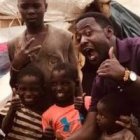 Alex Esau con una cooperante española y niños de la calle en Mombasa