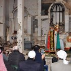 Misa siríaca en Deir Ezzor, Siria, en 2018, en una iglesia destrozada por la acción de los yihadistas de Daesh