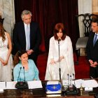 Alberto Fernández  con su vicepresidenta Cristina Fernández de Kirchner, jurando sus cargos con unos Evangelios